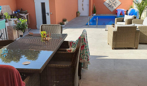 Exclusive terraced house with a pool and air conditioning.