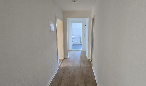 (GS5701) Frisch renoviert! EG mit Terrasse, EBK, Garage.
