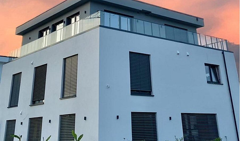 Stylish Bauhaus-style property with a penthouse. Offers panoramic views. Located on the edge of a field.