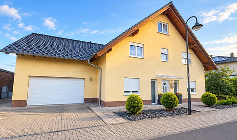Platz für die ganze Familie: EFH am Feldrand mit Doppelgarage, PV & Sauna – provisionsfrei
