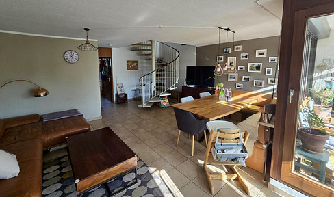 Spacious 4.5-room maisonette apartment with lake views, located near Klostersee in Pfullingen, available without any agency fees.