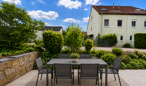 Möblierte 5-Raum Wohnung mit 2 Bädern, Einbauküche und Terrasse