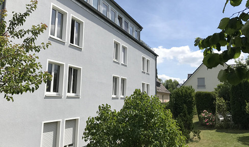 Charming, quiet, and bright apartment with a view of greenery.
