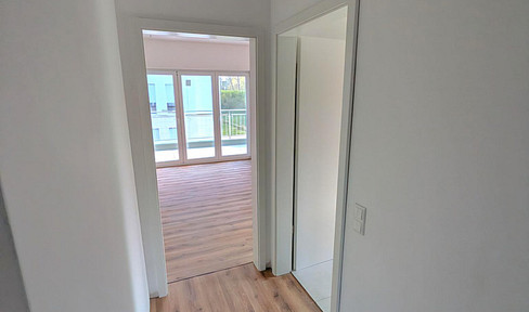 Moderne Wohlfühloase: Helle 3- bis 4-Zimmer-Obergeschosswohnung mit Balkon als Erstbezug