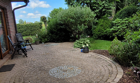 Charming 2-room apartment with a terrace, a spacious garden, and plenty of living space (90 square meters).