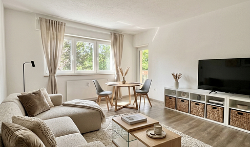 Available immediately: Fully renovated 3-room apartment with balcony, located in a mid-level area of Stuttgart.