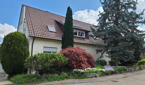 Spacious single-family home with 244 square meters of living space, a large plot of land, and 2 garages – commission-free.