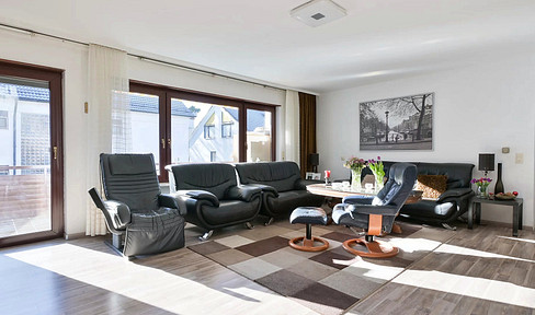 125 m² in Leo.-Warmbronn: 4.5 rooms, south-facing balcony, garage, and parking space – no commission fees.