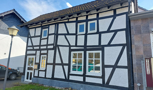 REIZVOLLES KNUSPERHÄUSCHEN MIT MODERNEM INNENLEBEN