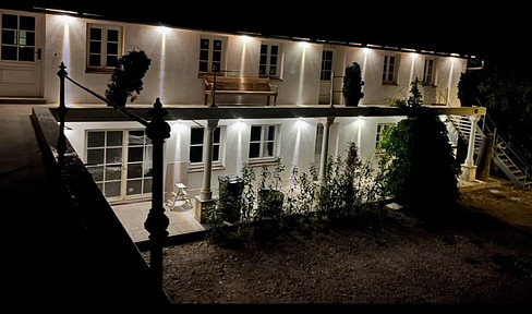 Lichtdurchflutete 4,5 Zimmer Galerie-Mansardenwohnung im historischen Dreiseithof in Gilching