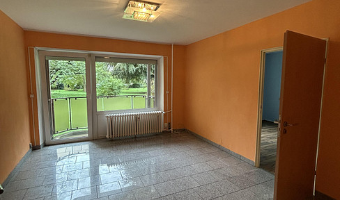 Bright 3.5-room apartment with kitchen, balcony, and parking space.