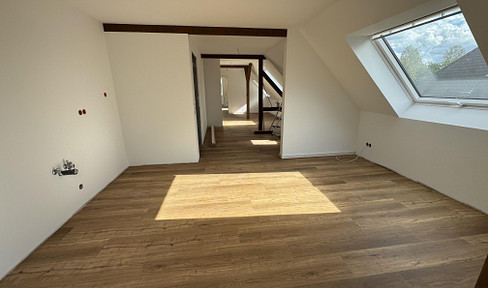 Hochwertiger Erstbezug im Dachgeschoss mit Einbauküche - ca. 95 m² - mit Stellplatz in ruhiger Lage