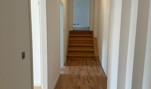 Neu sanierte 4-Zimmer-Wohnung mit zwei Balkonen und großem offenen Wohnbereich