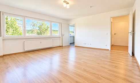Renovated 1-bedroom apartment with fitted kitchen, washing machine, and parking space.