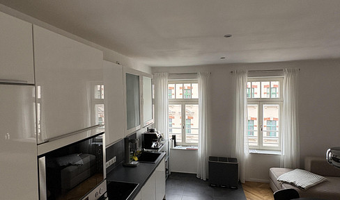 Newly renovated 3-room apartment with a luxury fitted kitchen and a large balcony for rent.