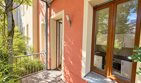 Charm of a traditional building meets garden bliss – a two-room apartment of approximately 57 square meters, a green oasis just for you! Available immediately!