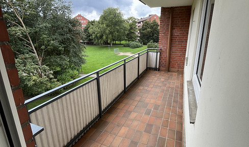 Bright, spacious 4-room apartment with a balcony and fitted kitchen, available for rent immediately.