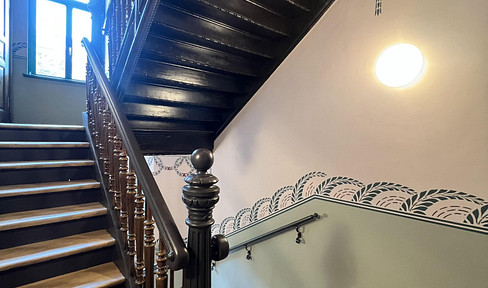 High-quality renovated apartment in a historic building, available for the first time, with a balcony and parking space.