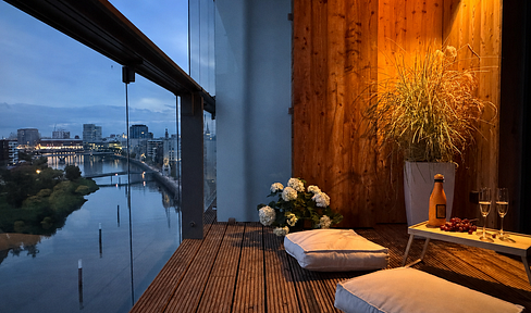 A box seat overlooking the Elbe River.