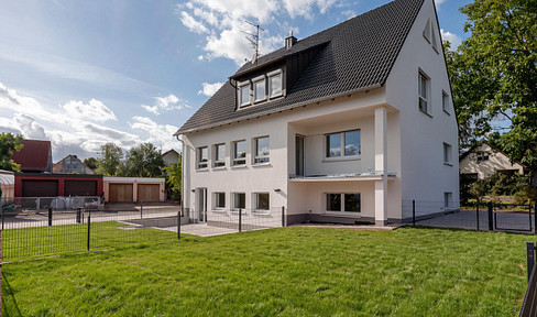 High-quality renovated 4-room apartment on the top floor, with a balcony, garden access, and 2 parking spaces.
