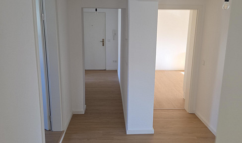 Frisch renoviert: 4-Zimmer-Wohnung mit ca. 93 m² – Küche und Stellplatz inklusive
