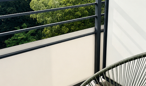 City apartment with balcony and panoramic views, located above the rooftops of Eilbek, furnished.