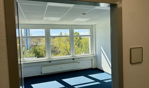 Moderne Büroeinheit mit 3 hellen Räumen unweit Spandauer Arcaden