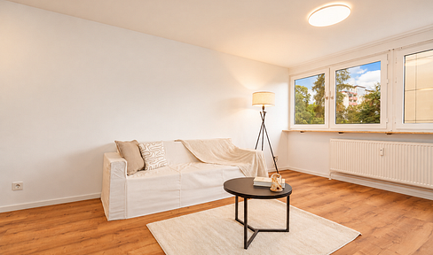Newly renovated apartment with a balcony, located in Nuremberg-Röthenbach. 3 rooms. Price: €349,500. No commission fees.