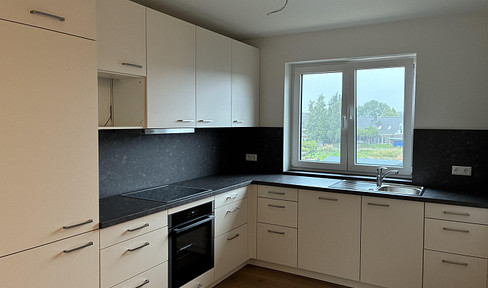 Erstbezug in Heide: Moderne Dachgeschosswohnung mit Einbauküche, Balkon und Effizienzklasse A+