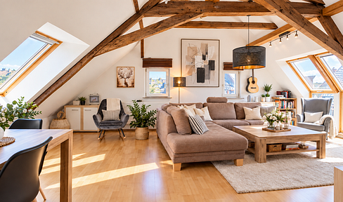 Toplage, helles Dachgeschoss mit Südbalkon und Einbauküche!