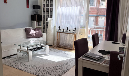 For sale by owner: Well-maintained 2-room apartment in a prime location in Cologne-Deutz, with no agency fees.