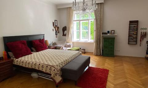 Apartment for sale near Prinzregentenplatz, a beautiful, well-maintained pre-war building with 4.5 rooms, including a living room, kitchen, dining area, and balcony, located in the desirable district of Alt-Bogenhausen.
