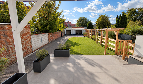 Einziehen & wohlfühlen: hochwertig modernisiertes Stadthaus mit Garten, Terrasse & 2 Garagen