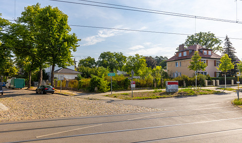 No fees! Land available for a small multi-family home, commercial property, or villa. Only 200 meters from the water.