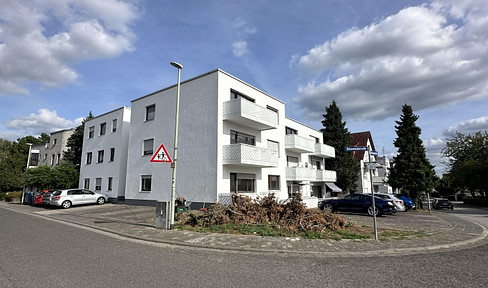 Bright, renovated, and immediately available one-bedroom apartment in a prime location, with a balcony and parking space.