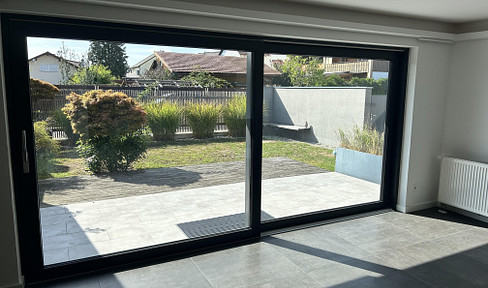 Moderne, helle und offene Doppelhaushälfte mit Garten