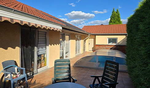 Bungalow mit Pool und viel Komfort