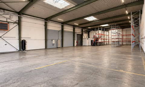No commission! 725 m² warehouse with office space available in Barsbüttel.