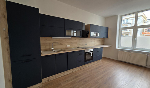 Großzügige 2-Zi Wohnung, EBK, Großes Dusch- Wannenbad, sehr hell
