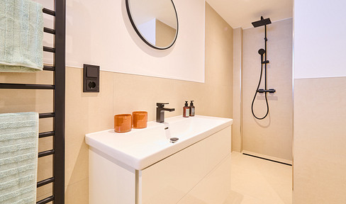 Spacious 3.5-room apartment with a balcony, new bathroom, and oak parquet flooring.