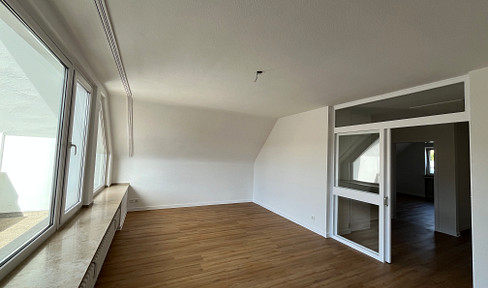Frisch sanierte 2-Zimmer-Wohnung mit Balkon unter hohem Giebel - 110 m zum Rhein