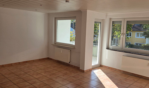 Renovated 2-room apartment with fitted kitchen, balcony, and parking space in Sennestadt!