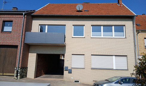 Two-family house with 3 garages in Linnich-Boslar.