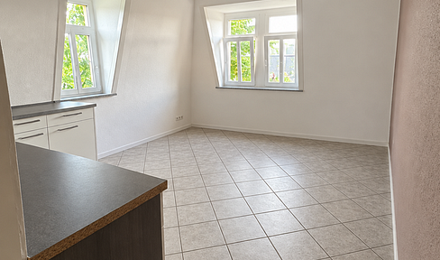 Bright maisonette apartment with a modern kitchen, 2 bathrooms, and 3 rooms.
