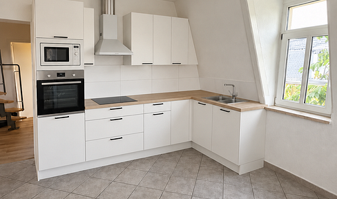Bright maisonette apartment with a modern kitchen, 2 bathrooms, and 3 rooms.
