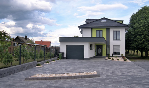 Modern luxury villa: 432 m² of living space, photovoltaic system, heat pump, and sauna.