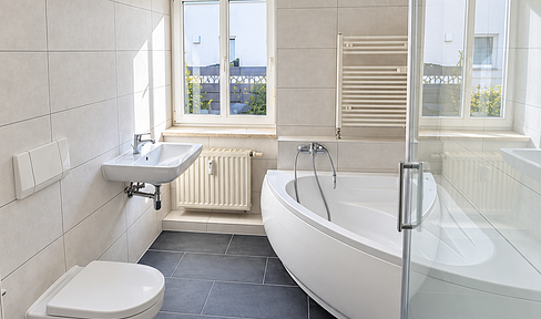 Helle 2-Zimmer-Altbauwohnung mit modernem Bad – Wanne & Dusche