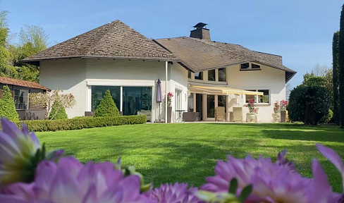 Exclusive architect-designed villa with an indoor pool, located in Großburgwedel, near Hanover.