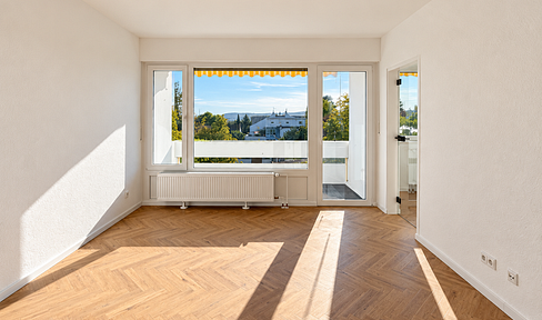 Brand new apartment after renovation: Bright 2-room apartment with a sunny balcony and a parking space in an underground garage.
