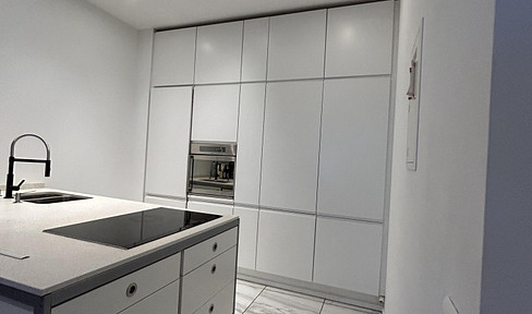 Spacious 7-room apartment with 2 balconies and 2 parking spaces, located in a prime, central location in Karlsruhe.